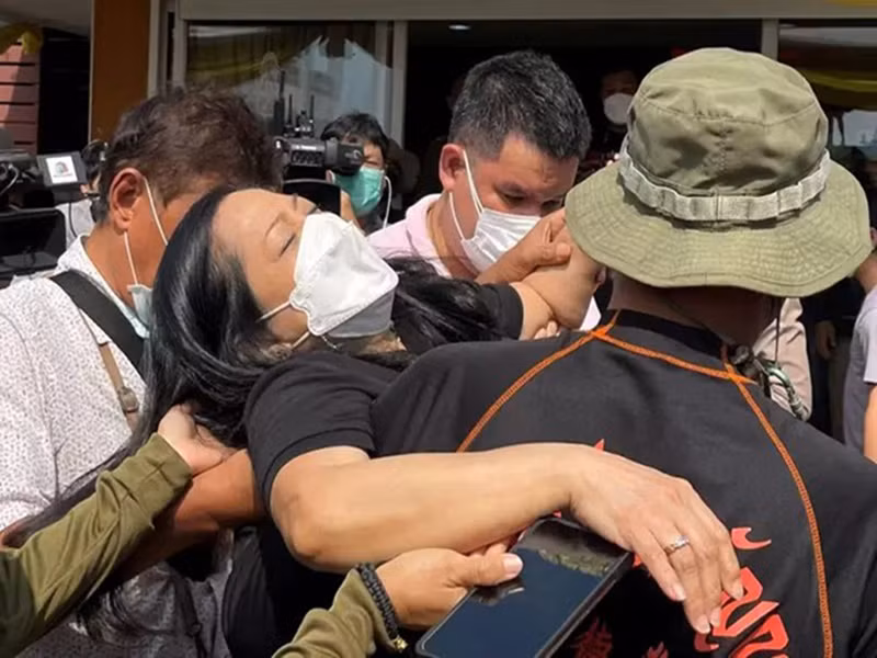 Ngay sau đó, đại diện gia đình Tangmo đã đến nhận diện thi thể. Mẹ và bạn trai của nữ diễn viên vô cùng suy sụp. Ảnh: Vietnamnet