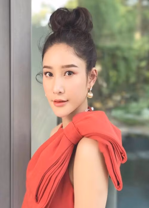 Còn San cho hay khi Tangmo ngã ngửa về sau đã cố gắng bám lấy chân mình. Tuy nhiên, Tangmo vẫn bị rớt xuống. San đã hét to để mọi người cứu Tangmo. Theo lời khai của quản lý Kratik, nhóm tích cực tìm kiếm và trở về nhà lúc 4 giờ sáng. Họ dự định trở lại hiện trường vào sáng hôm sau để tìm kiếm và không nghĩ sẽ báo cảnh sát. Kratik thừa nhận có nhận được cuộc gọi nhỡ từ mẹ Tangmo nhưng vì mệt mỏi và lo lắng cho con ở nhà nên Kratik không gọi lại. Ảnh: Instagram