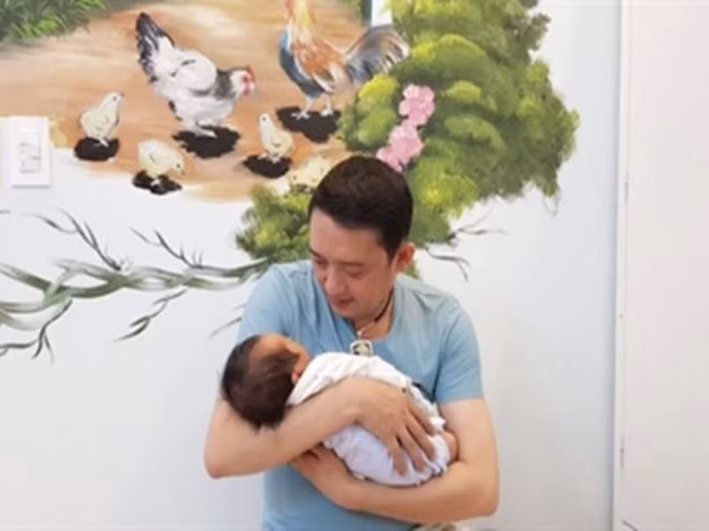 Tháng 6/2018, bà xã kém 15 tuổi hạ sinh con trai cho Chiến Thắng. Ảnh: Lao động