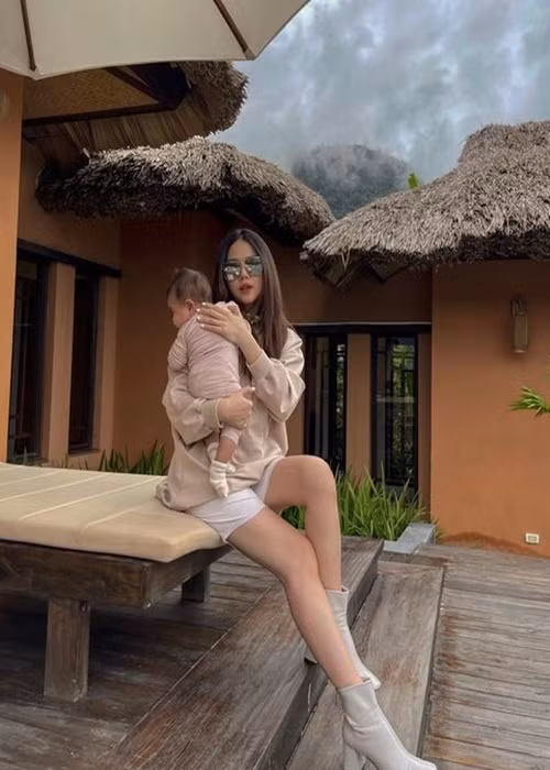 Phanh Lee đưa con gái đi du lịch hồi tháng 10/2021.
