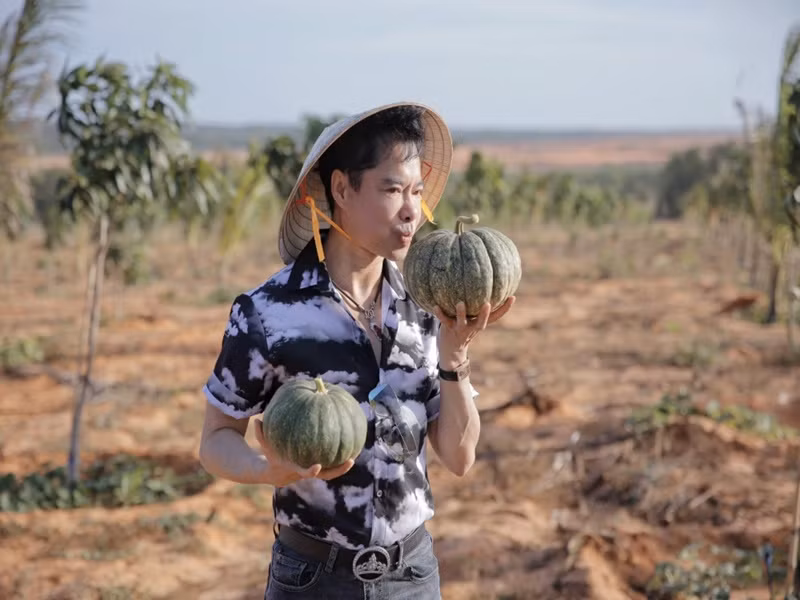 Ngọc Sơn thích thú khi thu hoạch rau củ.
