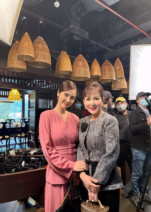  Huyền Lizzie (trái), NSND Minh Hòa cùng các diễn viên khác đang ráo riết quay phần 2 của “Thương ngày nắng về”.