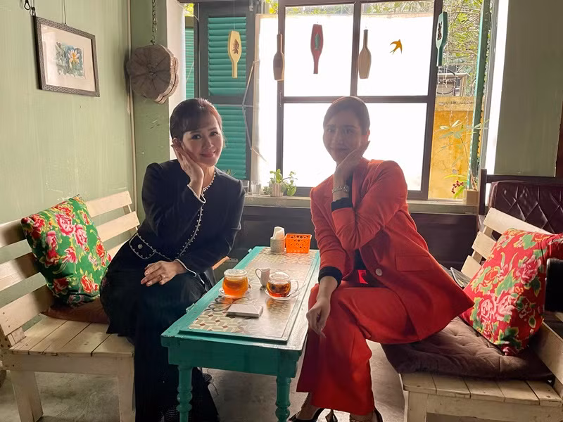 Đặc biệt, một điều làm Huyền Lizzie rất hạnh phúc với vai Vân Trang là ngoài việc có thêm một “bà mẹ” từ trên phim lẫn ngoài đời là NSƯT Thanh Quý, cô còn được khán giả khen là khá giống mẹ đẻ - NSND Minh Hòa.