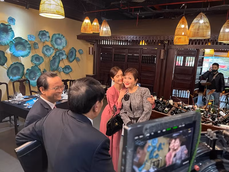 Vân Trang của “Thương ngày nắng về” tiết lộ, ban đầu, khi diễn cùng nghệ sĩ Minh Hòa, cô khá lo lắng, hồi hộp làm sao có thể diễn ăn ý nhất được vì NSND Minh Hòa vừa quá đẹp lại diễn quá giỏi.