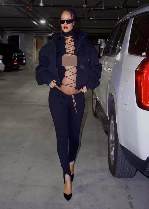 Trong một lần dạo phố, Rihanna mặc áo dây đan gợi cảm. Ảnh: Instagram