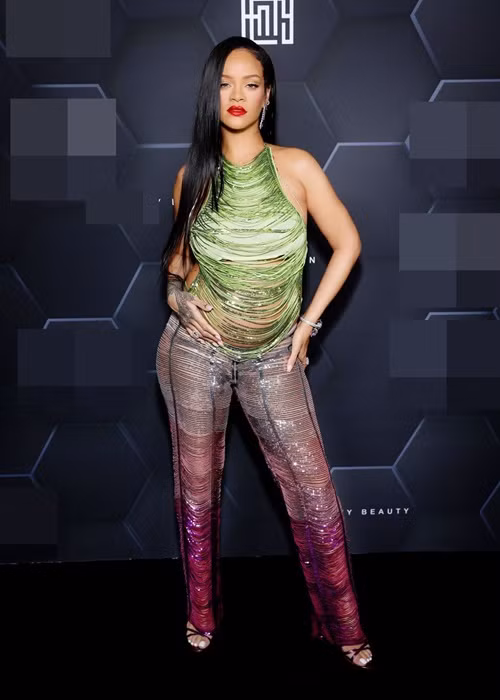 Rihanna chia sẻ về phong cách thời trang mang bầu: "Tôi thích thú khi không phải lo nghĩ việc che đậy bụng mình. Một chút mũm mĩm cũng không sao, đó là đứa bé mà". Ảnh: Harpersbazaar