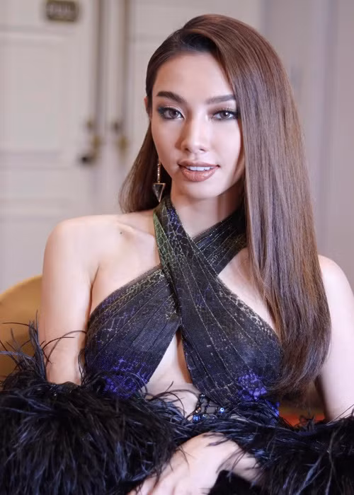 Người đẹp chuộng các mẫu trang phục cắt khoét ngực.