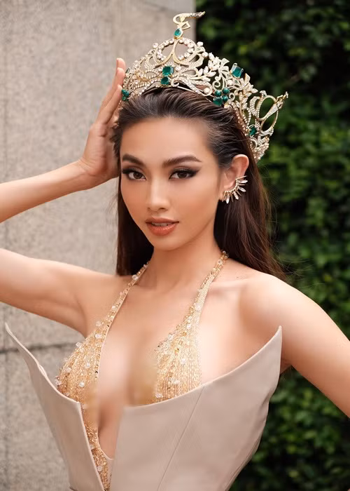 Vòng một của Thùy Tiên được khen ngợi săn chắc, gợi cảm. Vì thế, cô tự tin khi diện váy khoét ngực sâu.