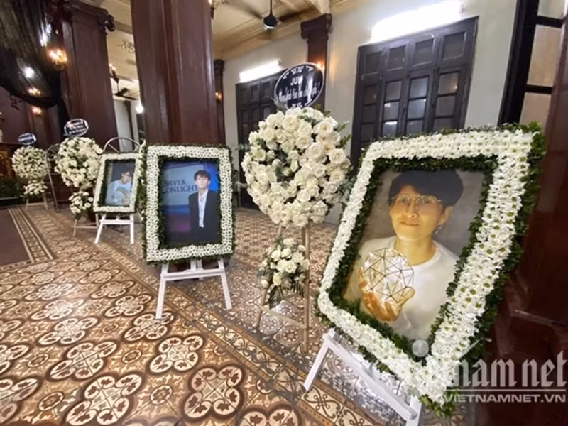 Mai Phương Thúy, Đông Nhi nén buồn tiễn biệt đạo diễn Vũ Ngọc Phượng lần cuối Mai Phuong Thuy, Dong Nhi nen buon tien biet dao dien Vu Ngoc Phuong lan cuoi