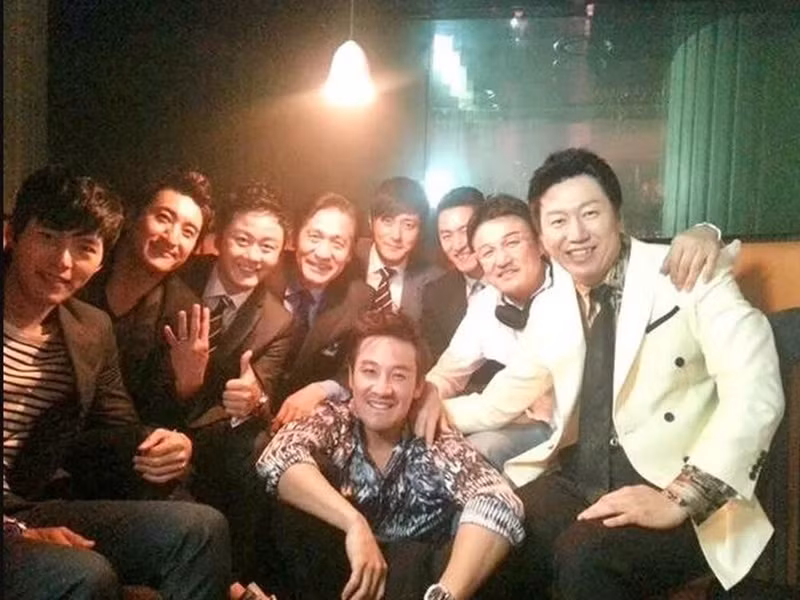 Người hâm mộ cho rằng Hyun Bin sẽ mời các đồng nghiệp thân thiết như Lee Byung Hun, Joo Jin Mo, Kim Soo Ro, Han Jae Suk. Ảnh: Saostar