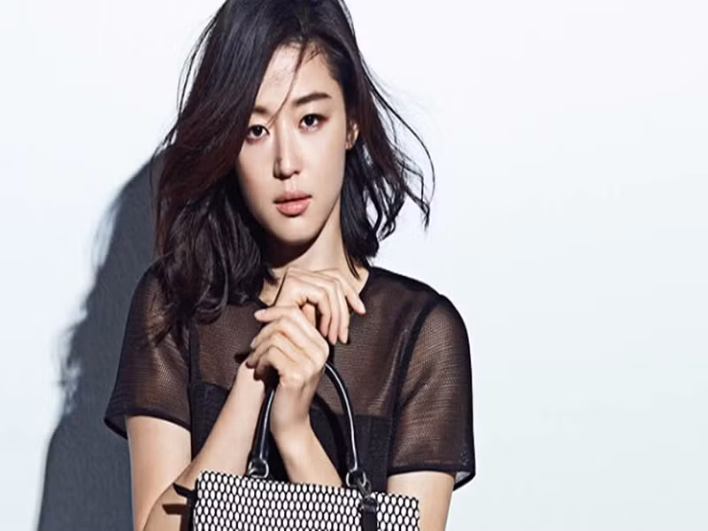 Jeon Ji Hyun là một trong những diễn viên Hàn có cát-sê cao ngất trong những năm qua. Năm 2021, tờ Hanbook Ilbo cho biết, Jeon Ji Hyun được trả mức thù lao lên đến 200 triệu won (3,8 tỷ đồng) cho mỗi tập phim. Ảnh: Thể thao văn hóa