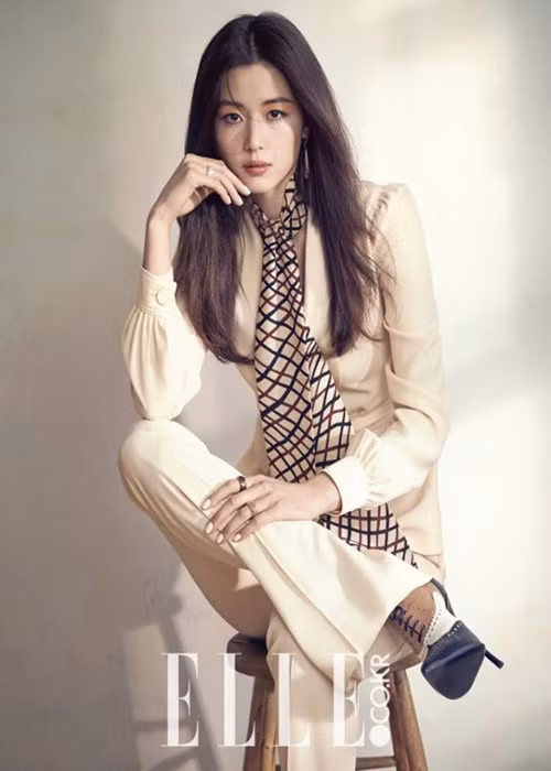 Jeon Ji Hyun còn là nữ hoàng quảng cáo. Năm 2021, cô làm đại diện cho 15 thương hiệu, thu được 15 tỷ won (300 tỷ đồng) tiền cát-sê. Ảnh: VTV