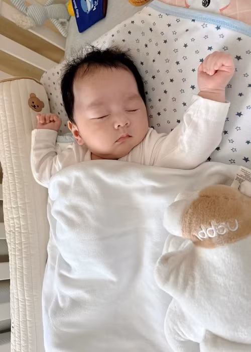 Ngắm con trai của Chi Bảo và Thùy Chang say sưa ngủ, nhiều người cảm thấy bình yên.