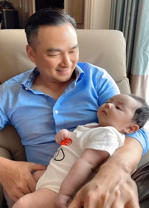 Bé Gia Khang trộm vía bụ bẫm với hai má phúng phính, chân tay tròn lẳn.