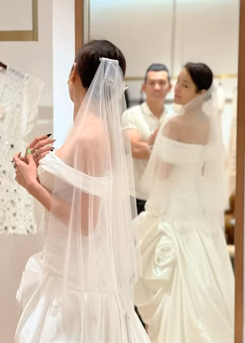 Cách đây không lâu, Phương Trinh Jolie và Lý Bình khoe giấy đăng ký kết hôn. Cả hai dự định tổ chức đám cưới vào tháng 4 tới đây. Ảnh: FBNV