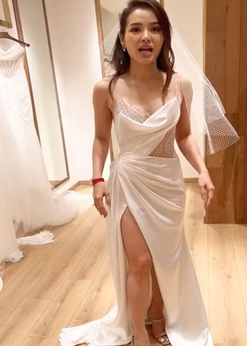 Một mẫu váy cưới xuyên thấu hai bên sườn Phương Trinh Jolie chọn mặc thử. Ảnh: Công lý và xã hội