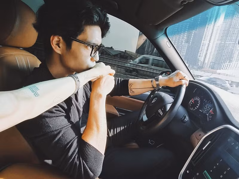 Ngoài nấu ăn cho Ngô Thanh Vân vào buổi sáng, Huy Trần còn đưa bạn gái đi dạo phố vào buổi trưa và đón bạn gái vào buổi tối.
