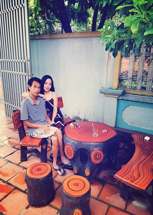 Phú Đôn lấy vợ muộn ở tuổi ngoài 40. Anh và Hồng Vân quen nhau qua sự mai mối của gia đình.