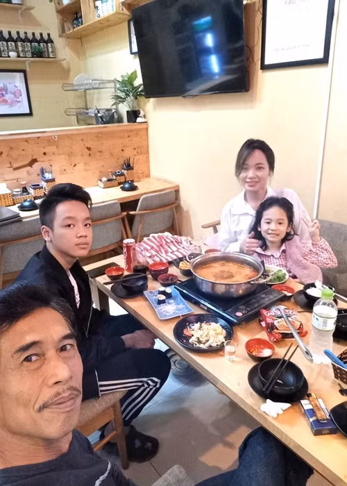 Bà xã của Phú Đôn thường xuyên chia sẻ hình ảnh gia đình và gắn thẻ trang cá nhân của chồng.