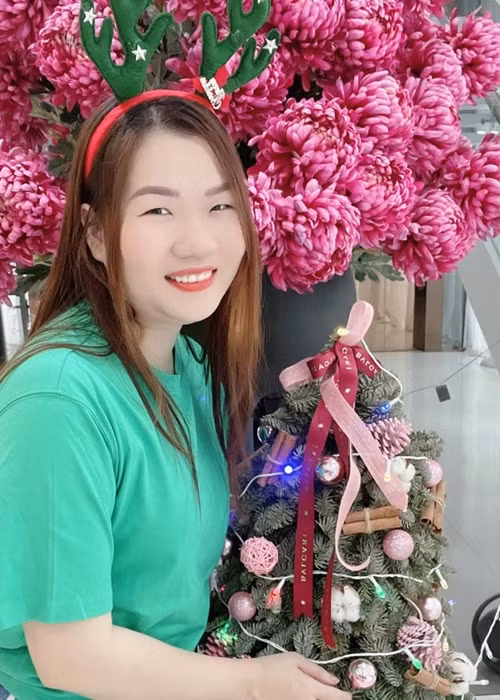 Ngọc Trinh từng hé lộ mức lương của Thúy Kiều không hề thấp khi vừa lĩnh lương đã có thể tậu ngay túi hiệu đắt đỏ.