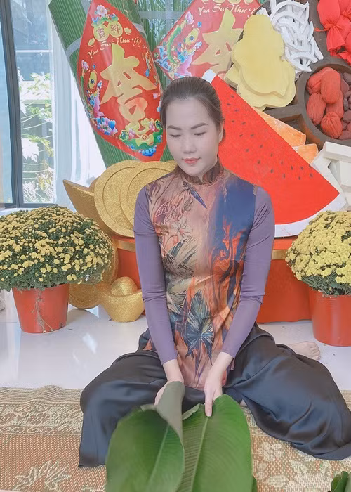 Cô chia sẻ: "Cuộc sống em đơn giản lắm. Bây giờ em có lo cho ba mẹ nhưng không có xây nhà. Nhiều người cứ nghĩ em làm cho chị, nổi tiếng sẽ có tiền mua nhà mua đất nhưng không phải đâu".