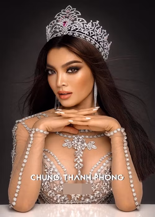 Trân Đài chuộng váy cắt xẻ táo bạo khoe đường cong hình thể gợi cảm.