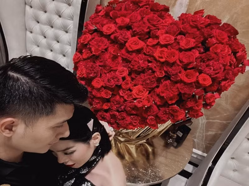 Về phần mình, Lâm Bảo Châu tặng bó hoa hồng cho Lệ Quyên dịp Valentine 2022.