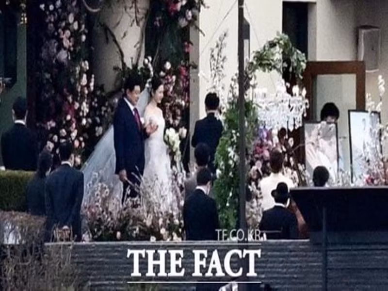 Đám cưới của Hyun Bin - Son Ye Jin diễn ra vào chiều ngày 31/3. Cô dâu được bố dắt tay vào lễ đường. Ảnh: The Fact