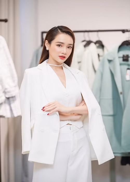 Bị chồng, bạn thân “bóc mẽ” tính tiết kiệm, Nhã Phương cho hay: "Mọi người tự nguyện cho em mà". Ảnh: FBNV