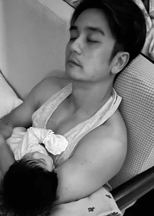 Vân Trang và chồng khá vất vả khi cùng lúc chăm sóc 3 cô con gái.