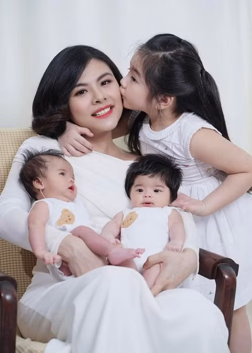 Bé Lê Quỳnh và Lê Quí có nhiều nét khác nhau nên không khó để phân biệt hai nhóc tì sinh đôi này.