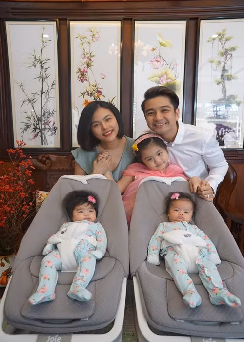 Vân Trang và doanh nhân Lê Hữu Quân có 3 cô con gái chung: bé Queenie (sinh năm 2016), bé Quianna và bé Quinita (sinh năm 2021).