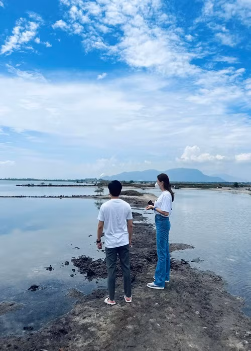 "Mới hôm qua rủ rê trốn con đi nghỉ ngơi xíu, sáng đang ngủ bị dựng đầu dậy rủ đi ngắm cảnh chỗ này đẹp lắm. Ai ngờ ra đây mục đích chính là rủ vợ đi coi đất", nữ ca sĩ gốc Tày chia sẻ.