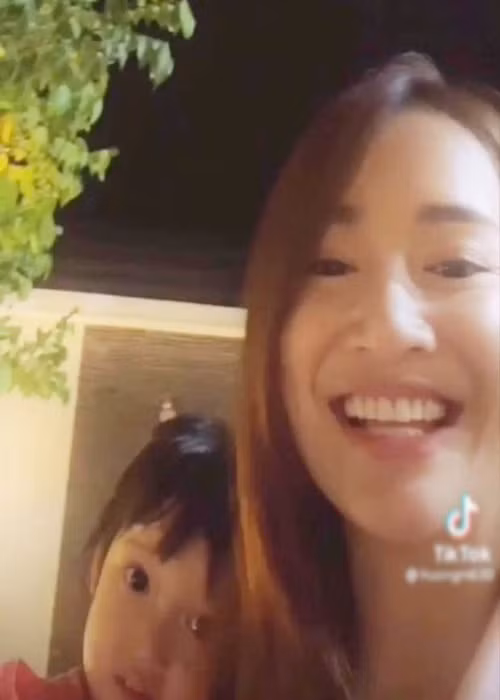 Trong các livestream của vợ chồng Nhã Phương, bé Destiny tỏ ra nhanh nhẹn, hoạt bát, tinh nghịch. Ảnh: Sở hữu trí tuệ
