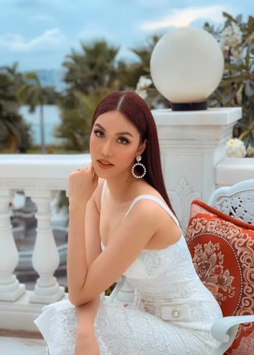 Lan Khuê luôn xuất hiện với vẻ ngoài sang chảnh.