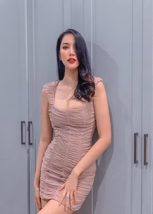Cô thường xuyên diện đồ hiệu, khoe dáng ở biệt thự dát vàng.