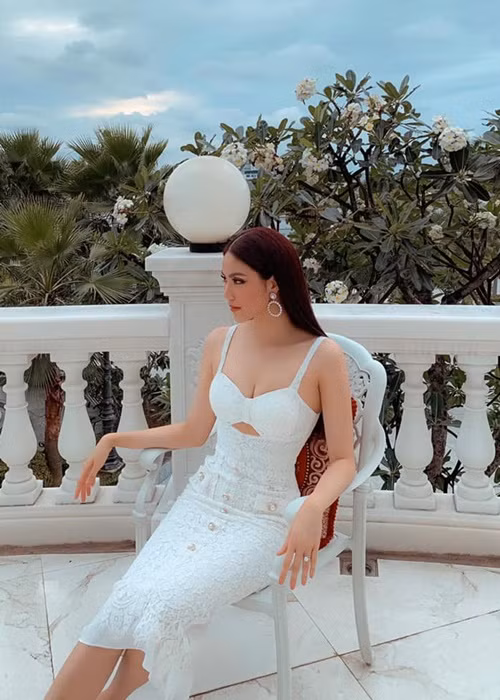 Top 11 Hoa hậu Thế giới 2015 khoe vòng một nảy nở khi diện áo 2 dây bó sát.