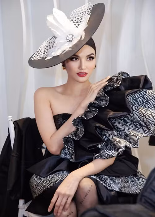 Lan Khuê hút mắt người đối diện bởi vẻ ngoài gợi cảm.