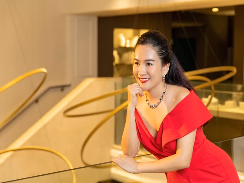 Nữ doanh nhân từng bị chê kém sắc so với chồng nhưng nay "lột xác' đến ngỡ ngàng.