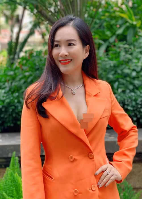 Bà xã của Bình Minh ngày càng trẻ trung, gợi cảm.
