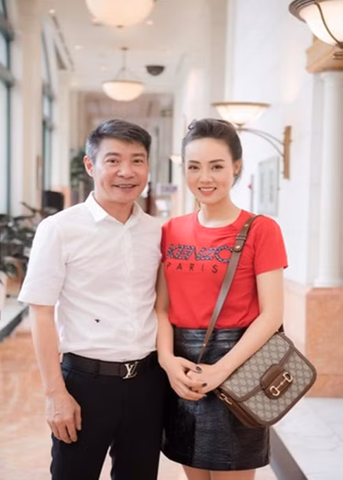 Năm 2021, Ngọc Hà - vợ NSND Công Lý giận dữ khi chồng bị đồn qua đời. Cô bức xúc chia sẻ: "Câu view một cách khốn nạn vô cùng tận. Người đang sống khỏe mạnh, vui vẻ thì bị những tin đồn thất đức". Ảnh: FBNV