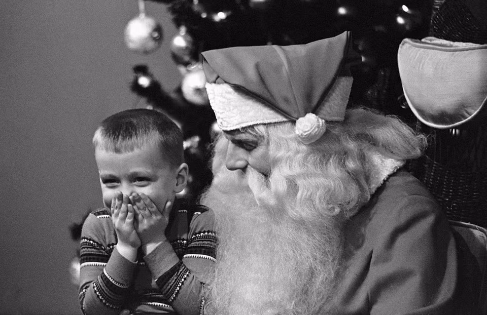 Ngày 16/12/1960, cậu bé Eddie Waymel (4 tuổi) đã có cơ hội gặp ông già Noel tại một cửa hàng bách hóa ở Chicago. Sau khi kể cho ông nghe về món quà mơ ước của mình, cậu bé che miệng cười khúc khích vì xấu hổ. Có vẻ như bộ râu đặc biệt của ông già Noel đã khiến Eddie hào hứng hơn rất nhiều. Ảnh: Bettmann.
