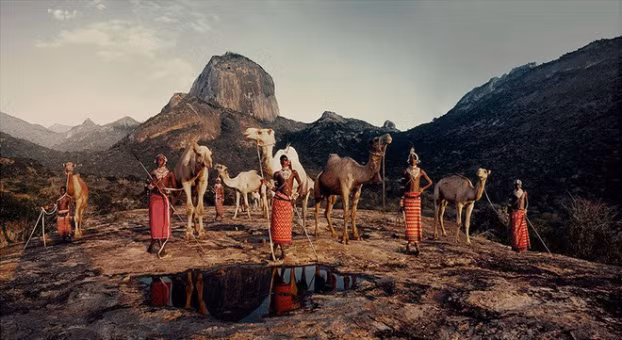 Người Ndoto, núi Range, Kenya. Tộc người Samburu sống trên những dãy núi khô cằn và sa mạc rộng lớn của Kenya. Họ còn được các bộ lạc lân cận gọi là "Người Bướm" bởi những trang phục sặc sỡ.