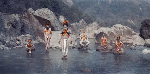 Những tăng lữ tha hương của bộ tộc Aghori cư trú ở Varanasi. Đây là tộc người cổ đầy bí ẩn ở Ấn Độ, có tục bôi bột trắng lên mặt và đeo nhiều tràng hạt quanh cổ. Họ sống gần các khu hỏa táng và có nhiều tục lệ kỳ dị.