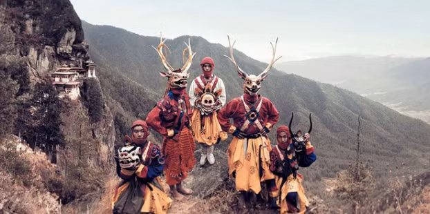 Những vũ công đeo mặt nạ, Paro, Bhutan. Những vũ công này là tu viện Paro Taktsang, một trong những nơi linh thiêng bậc nhất của người Bhutan.