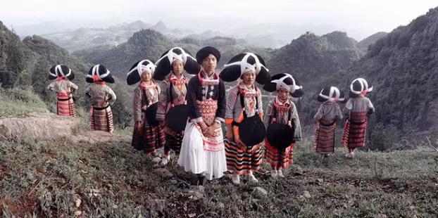 Dân bản địa ở Lục Bàn Thủy, Qúy Châu, Trung Quốc. Những người thuộc bộ lạc "Miêu sừng dài" của Trung Quốc. Đặc trưng của họ chính là chiếc mũ tết bằng tóc rụng của phụ nữ. Người mẹ sẽ trao chiếc mũ cho con gái khi cô ấy lấy chồng.