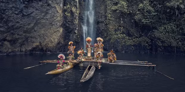 Người Uramana, Amuioan, Tufi, Papua New Guinea. Tộc Uramana sống ở Papua New Guinea. Đây là một trong những đất nước có nền văn hóa đa dạng nhất trên thế giới, với hơn 850 ngôn ngữ bản địa.