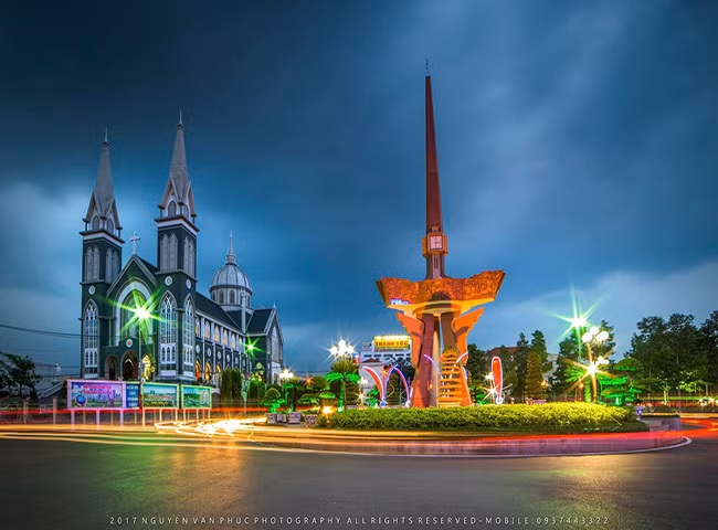 Nhà thờ Chánh Tòa Phú Cường: Nét đặc sắc của Bình Dương còn thể hiện ở tính hào sản của người Nam bộ, cởi mở trong tính ngưỡng, tập quán vùng miền, tạo nên sự đa dạng về văn hoá. Nhìn từ trên cao, ngôi thánh đường đồ sộ nằm ngay ở vị trí trái tim của Bình Dương. Có lẽ vì thế mà nơi đây luôn được người dân yêu quý, xem như là biểu tượng riêng của thành phố.