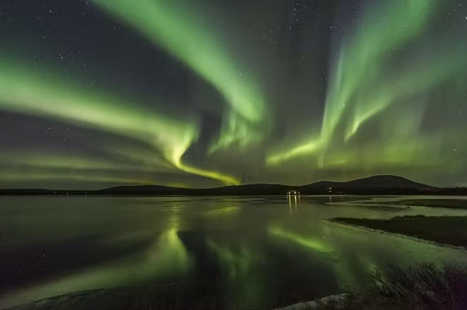 3. Ngắm cực quang: Một trong những điểm khiến Lapland hút khách du lịch nhất chính là cơ hội được ngắm cực quang. Khi các khí trong bầu khí quyển bị khuấy động bởi bão mặt trời sẽ tạo ra cực quang hay còn được biết tới với tên gọi là "những ngọn đèn phía bắc".