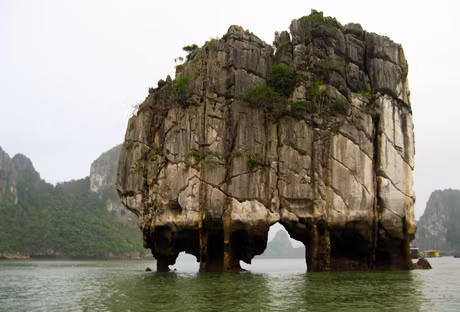 Trên tờ 200.000 đồng là hòn Đỉnh Hương thuộc Vịnh Hạ Long (Quảng Ninh). Phiến đá có hình một lư hương khổng lồ đứng giữa biển khơi như một vật thiêng cúng tế trời đất.